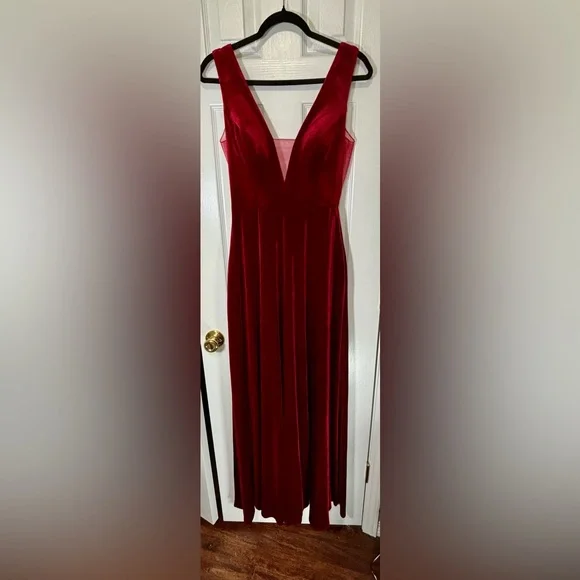 NWT COCOMELODY SZ 6 DEEP RED Velvet V Neckline With An A-Line Silhouette - Picture 1 of 9